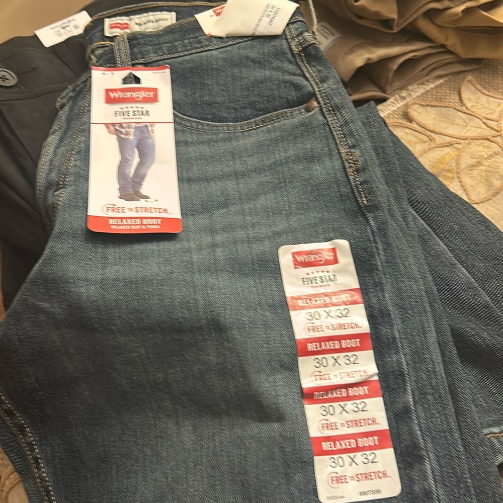 Men’s 1 new wrangler and two lightly worn Levi signature jeans